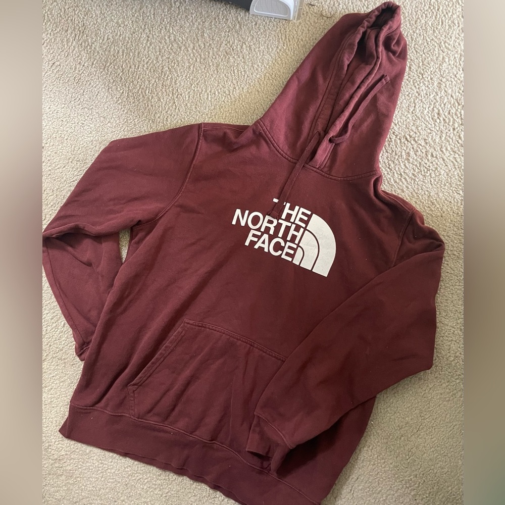 Burgundy Northface hoodie!🔥